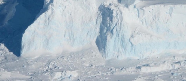 机器人潜水器首次拍到南极洲“末日冰川”水下地基画面