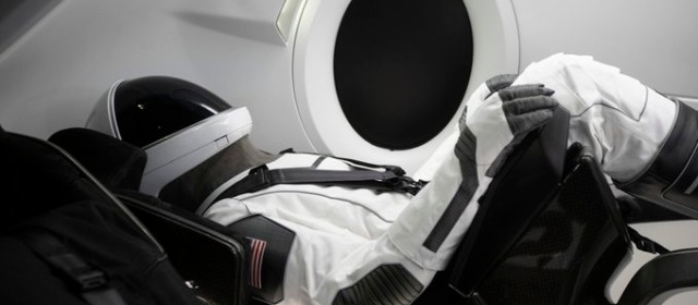 SpaceX签“太空游”协议 两年后送四名游客进入太空
