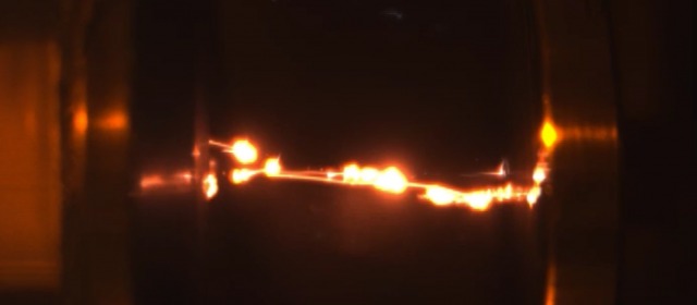 或能成野火克星：科学家利用石墨烯牵引光束改变闪电路径