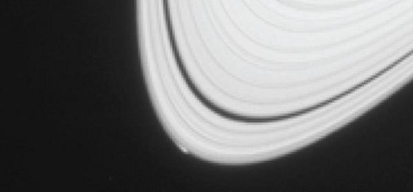 卡西尼探测器首次拍到土星新卫星形成过程