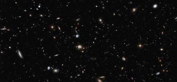 哈勃空间望远镜拍摄到遥远星系群图像