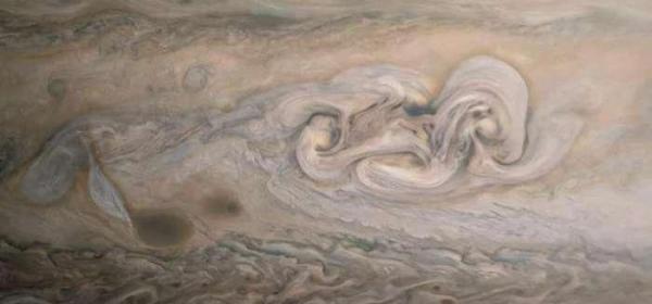 NASA捕获木星上独特的“克莱德斑”的迷幻新视角